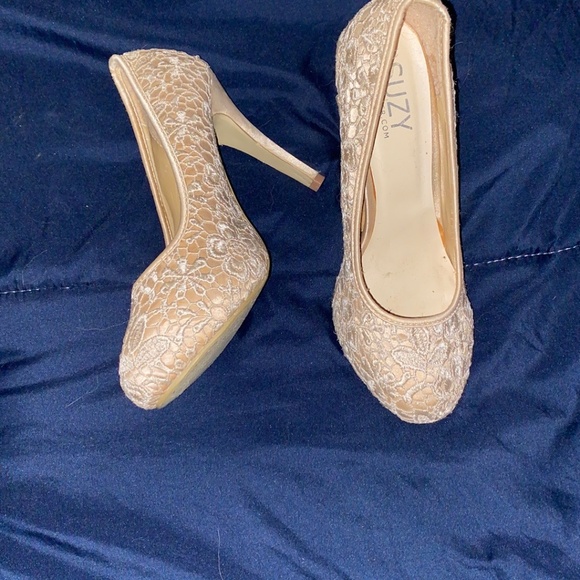Suzy Shier Beige Lace Heels - Picture 1 of 3